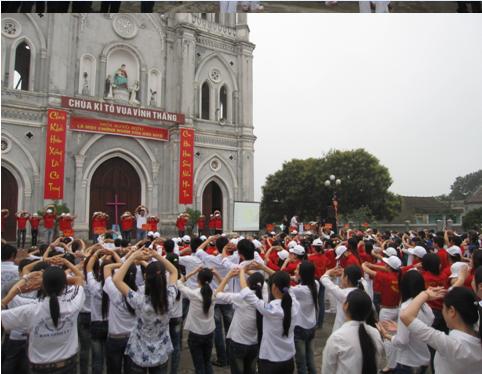 ชาวคริสต์ในตำบล Hong Giang เตรียมการฉลองวันคริสมาส